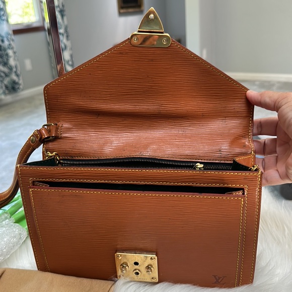 Louis Vuitton Epi brown Dragonne clutch. - Picture 9 of 13